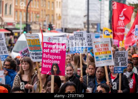 London, Großbritannien. Oktober 2023. Die Demonstranten halten Plakate, die ihre Meinung während des marsches vor dem Royal London Hospital zum Ausdruck bringen. Zum zweiten Mal fordern sowohl Berater als auch Juniorarzt Lohnerhöhungen und streiken landesweit zusammen in Großbritannien. The Unite die Gewerkschaft organisierte einen kurzen solidaritätsmarsch mit anderen Gewerkschaften wie BMA, PCS, UNISON, RMT für den letzten Streiktag rund um das Royal London Hospital in London, Großbritannien. Quelle: SOPA Images Limited/Alamy Live News Stockfoto