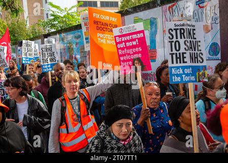 London, Großbritannien. Oktober 2023. Die Demonstranten halten Plakate, die ihre Meinung während des marsches vor dem Royal London Hospital zum Ausdruck bringen. Zum zweiten Mal fordern sowohl Berater als auch Juniorarzt Lohnerhöhungen und streiken landesweit zusammen in Großbritannien. The Unite die Gewerkschaft organisierte einen kurzen solidaritätsmarsch mit anderen Gewerkschaften wie BMA, PCS, UNISON, RMT für den letzten Streiktag rund um das Royal London Hospital in London, Großbritannien. (Foto: Krisztian Elek/SOPA Images/SIPA USA) Credit: SIPA USA/Alamy Live News Stockfoto