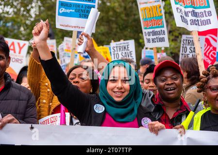London, Großbritannien. Oktober 2023. Die Demonstranten halten Plakate, die ihre Meinung während des marsches vor dem Royal London Hospital zum Ausdruck bringen. Zum zweiten Mal fordern sowohl Berater als auch Juniorarzt Lohnerhöhungen und streiken landesweit zusammen in Großbritannien. The Unite die Gewerkschaft organisierte einen kurzen solidaritätsmarsch mit anderen Gewerkschaften wie BMA, PCS, UNISON, RMT für den letzten Streiktag rund um das Royal London Hospital in London, Großbritannien. (Foto: Krisztian Elek/SOPA Images/SIPA USA) Credit: SIPA USA/Alamy Live News Stockfoto