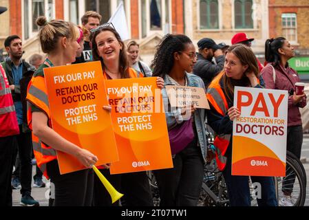 London, Großbritannien. Oktober 2023. Die Demonstranten halten Plakate, die ihre Meinung während des marsches vor dem Royal London Hospital zum Ausdruck bringen. Zum zweiten Mal fordern sowohl Berater als auch Juniorarzt Lohnerhöhungen und streiken landesweit zusammen in Großbritannien. The Unite die Gewerkschaft organisierte einen kurzen solidaritätsmarsch mit anderen Gewerkschaften wie BMA, PCS, UNISON, RMT für den letzten Streiktag rund um das Royal London Hospital in London, Großbritannien. (Foto: Krisztian Elek/SOPA Images/SIPA USA) Credit: SIPA USA/Alamy Live News Stockfoto
