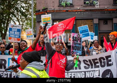 London, Großbritannien. Oktober 2023. Die Demonstranten halten ein Banner und Plakate, die ihre Meinung während der Demonstration zum Ausdruck bringen. Zum zweiten Mal fordern sowohl Berater als auch Juniorarzt Lohnerhöhungen und streiken landesweit zusammen in Großbritannien. The Unite die Gewerkschaft organisierte einen kurzen solidaritätsmarsch mit anderen Gewerkschaften wie BMA, PCS, UNISON, RMT für den letzten Streiktag rund um das Royal London Hospital in London, Großbritannien. (Foto: Krisztian Elek/SOPA Images/SIPA USA) Credit: SIPA USA/Alamy Live News Stockfoto