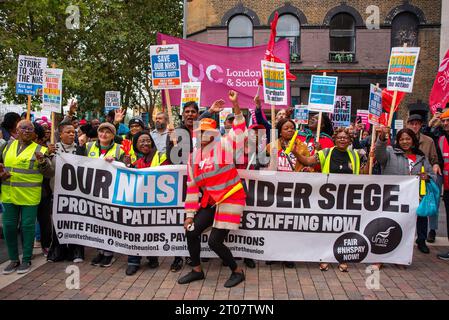 London, Großbritannien. Oktober 2023. Die Demonstranten halten ein Banner und Plakate, die ihre Meinung während der Demonstration zum Ausdruck bringen. Zum zweiten Mal fordern sowohl Berater als auch Juniorarzt Lohnerhöhungen und streiken landesweit zusammen in Großbritannien. The Unite die Gewerkschaft organisierte einen kurzen solidaritätsmarsch mit anderen Gewerkschaften wie BMA, PCS, UNISON, RMT für den letzten Streiktag rund um das Royal London Hospital in London, Großbritannien. (Foto: Krisztian Elek/SOPA Images/SIPA USA) Credit: SIPA USA/Alamy Live News Stockfoto
