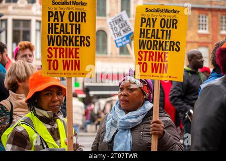 London, Großbritannien. Oktober 2023. Die Demonstranten halten Plakate, die ihre Meinung während des marsches vor dem Royal London Hospital zum Ausdruck bringen. Zum zweiten Mal fordern sowohl Berater als auch Juniorarzt Lohnerhöhungen und streiken landesweit zusammen in Großbritannien. The Unite die Gewerkschaft organisierte einen kurzen solidaritätsmarsch mit anderen Gewerkschaften wie BMA, PCS, UNISON, RMT für den letzten Streiktag rund um das Royal London Hospital in London, Großbritannien. (Foto: Krisztian Elek/SOPA Images/SIPA USA) Credit: SIPA USA/Alamy Live News Stockfoto