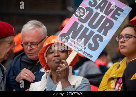 London, Großbritannien. Oktober 2023. Eine Demonstrantin hält ein Plakat, das ihre Meinung während der Proteste in der Nähe des Royal London Hospital zum Ausdruck bringt. Zum zweiten Mal fordern sowohl Berater als auch Juniorarzt Lohnerhöhungen und streiken landesweit zusammen in Großbritannien. The Unite die Gewerkschaft organisierte einen kurzen solidaritätsmarsch mit anderen Gewerkschaften wie BMA, PCS, UNISON, RMT für den letzten Streiktag rund um das Royal London Hospital in London, Großbritannien. (Foto: Krisztian Elek/SOPA Images/SIPA USA) Credit: SIPA USA/Alamy Live News Stockfoto