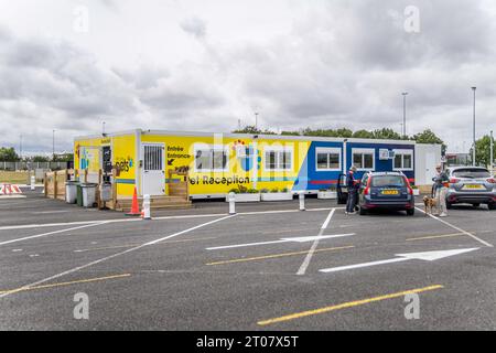 Calais, Frankreich - 22. Juli 2023: Eurotunnel-Empfangsgebäude für Haustiere am französischen Terminal Stockfoto