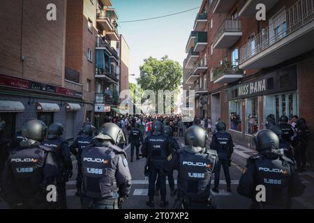 Madrid, Spanien. Oktober 2023. Feyenoord-Fans werden von der spanischen Nationalpolizei Stunden vor Beginn des Spiels gegen Atletico Madrid auf einer Straße im Zentrum Madrids begleitet. Fast 4.000 Ultras aus Feyenoord Rotterdam sind nach Madrid gereist, um die niederländische Mannschaft anzufeuern, die in der ersten Phase der UEFA Champions League im Ballungsstadion gegen Atletico de Madrid antrat, das der spanische Verein mit 3:2 gewann. Die Niederländer wurden immer von der spanischen Nationalpolizei begleitet. Quelle: SOPA Images Limited/Alamy Live News Stockfoto