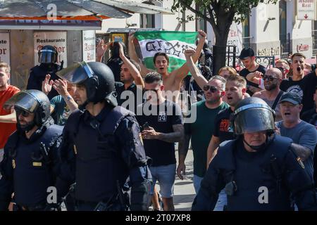 Feyenoord-Fans werden von der spanischen Nationalpolizei Stunden vor Beginn des Spiels gegen Atletico Madrid auf einer Straße im Zentrum Madrids begleitet. Fast 4.000 Ultras aus Feyenoord Rotterdam sind nach Madrid gereist, um die niederländische Mannschaft anzufeuern, die in der ersten Phase der UEFA Champions League im Stadion gegen Atletico de Madrid stand und in der der spanische Verein mit 3:2 gewann. Die Niederländer wurden immer von der spanischen Nationalpolizei begleitet. Fast 4.000 Ultras aus Feyenoord Rotterdam sind nach Madrid gereist, um die niederländische Mannschaft anzufeuern, die in t gegen Atletico de Madrid stand Stockfoto