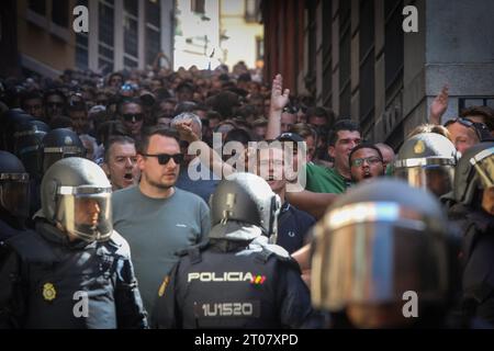 Feyenoord-Fans werden von der spanischen Nationalpolizei Stunden vor Beginn des Spiels gegen Atletico Madrid auf einer Straße im Zentrum Madrids begleitet. Fast 4.000 Ultras aus Feyenoord Rotterdam sind nach Madrid gereist, um die niederländische Mannschaft anzufeuern, die in der ersten Phase der UEFA Champions League im Stadion gegen Atletico de Madrid stand und in der der spanische Verein mit 3:2 gewann. Die Niederländer wurden immer von der spanischen Nationalpolizei begleitet. Fast 4.000 Ultras aus Feyenoord Rotterdam sind nach Madrid gereist, um die niederländische Mannschaft anzufeuern, die in t gegen Atletico de Madrid stand Stockfoto