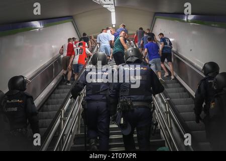 Feyenoord-Fans werden von der spanischen Nationalpolizei auf dem Weg zum Metropolitan-Stadion in Madrid mit der U-Bahn begleitet. Fast 4.000 Ultras aus Feyenoord Rotterdam sind nach Madrid gereist, um die niederländische Mannschaft anzufeuern, die in der ersten Phase der UEFA Champions League im Stadion gegen Atletico de Madrid stand und in der der spanische Verein mit 3:2 gewann. Die Niederländer wurden immer von der spanischen Nationalpolizei begleitet. Fast 4.000 Ultras aus Feyenoord Rotterdam sind nach Madrid gereist, um die niederländische Mannschaft anzufeuern, die in der ersten Phase des UEFA-Champions gegen Atletico de Madrid stand Stockfoto