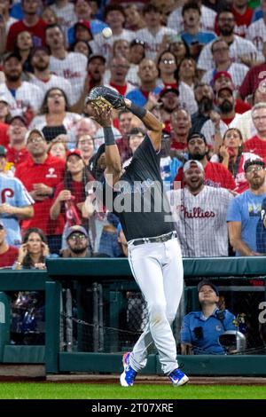 Philadelphia, Usa. Oktober 2023. Der erste Baseman von Miami Marlins, Josh Bell, fängt am Mittwoch, den 4. Oktober 2023, eine Fliege aus Philadelphia Phillies, dem Hitter Bryce Harper, während des dritten Inning im zweiten Spiel einer MLB National League Wild Card-Serie in Philadelphia. Foto: Laurence Kesterson/UPI Credit: UPI/Alamy Live News Stockfoto