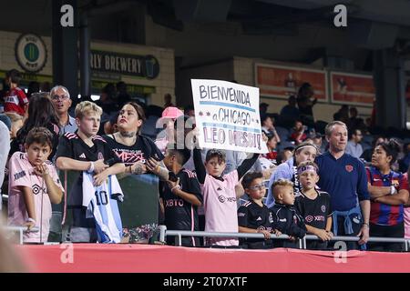 Chicago, USA. Oktober 2023. Chicago, USA, 4. Oktober 2023: Fans von Inter Miami werden vor dem Spiel zwischen Chicago Fire FC und Inter Miami CF am Mittwoch, 4. Oktober 2023, im Soldier Field, Chicago, USA, gesehen. (KEINE KOMMERZIELLE NUTZUNG) (Shaina Benhiyoun/SPP) Guthaben: SPP Sport Pressefoto. /Alamy Live News Stockfoto