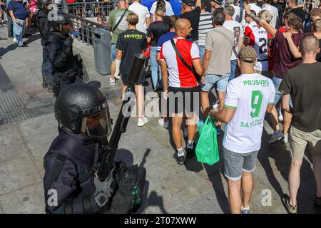 Feyenoord-Fans werden von der spanischen Nationalpolizei Stunden vor Beginn des Spiels gegen Atletico Madrid auf einer Straße im Zentrum Madrids begleitet. Fast 4.000 Ultras aus Feyenoord Rotterdam sind nach Madrid gereist, um die niederländische Mannschaft anzufeuern, die in der ersten Phase der UEFA Champions League im Stadion gegen Atletico de Madrid stand und in der der spanische Verein mit 3:2 gewann. Die Niederländer wurden immer von der spanischen Nationalpolizei begleitet. Fast 4.000 Ultras aus Feyenoord Rotterdam sind nach Madrid gereist, um die niederländische Mannschaft anzufeuern, die in t gegen Atletico de Madrid stand Stockfoto