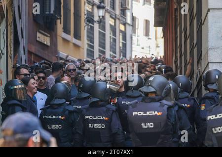 Feyenoord-Fans werden von der spanischen Nationalpolizei Stunden vor Beginn des Spiels gegen Atletico Madrid auf einer Straße im Zentrum Madrids begleitet. Fast 4.000 Ultras aus Feyenoord Rotterdam sind nach Madrid gereist, um die niederländische Mannschaft anzufeuern, die in der ersten Phase der UEFA Champions League im Stadion gegen Atletico de Madrid stand und in der der spanische Verein mit 3:2 gewann. Die Niederländer wurden immer von der spanischen Nationalpolizei begleitet. Fast 4.000 Ultras aus Feyenoord Rotterdam sind nach Madrid gereist, um die niederländische Mannschaft anzufeuern, die in t gegen Atletico de Madrid stand Stockfoto