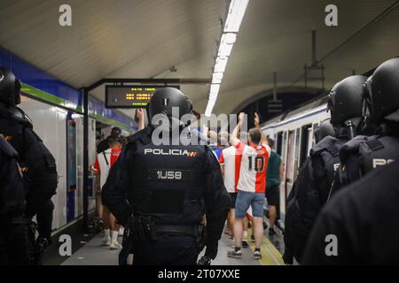 Feyenoord-Fans werden von der spanischen Nationalpolizei auf dem Weg zum Metropolitan-Stadion in Madrid mit der U-Bahn begleitet. Fast 4.000 Ultras aus Feyenoord Rotterdam sind nach Madrid gereist, um die niederländische Mannschaft anzufeuern, die in der ersten Phase der UEFA Champions League im Stadion gegen Atletico de Madrid stand und in der der spanische Verein mit 3:2 gewann. Die Niederländer wurden immer von der spanischen Nationalpolizei begleitet. Fast 4.000 Ultras aus Feyenoord Rotterdam sind nach Madrid gereist, um die niederländische Mannschaft anzufeuern, die in der ersten Phase des UEFA-Champions gegen Atletico de Madrid stand Stockfoto