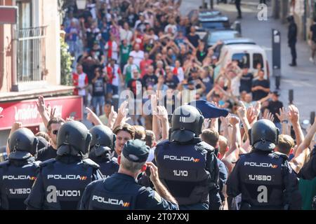 Feyenoord-Fans werden von der spanischen Nationalpolizei Stunden vor Beginn des Spiels gegen Atletico Madrid auf einer Straße im Zentrum Madrids begleitet. Fast 4.000 Ultras aus Feyenoord Rotterdam sind nach Madrid gereist, um die niederländische Mannschaft anzufeuern, die in der ersten Phase der UEFA Champions League im Stadion gegen Atletico de Madrid stand und in der der spanische Verein mit 3:2 gewann. Die Niederländer wurden immer von der spanischen Nationalpolizei begleitet. Fast 4.000 Ultras aus Feyenoord Rotterdam sind nach Madrid gereist, um die niederländische Mannschaft anzufeuern, die in t gegen Atletico de Madrid stand Stockfoto