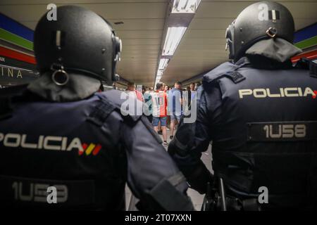 Feyenoord-Fans werden von der spanischen Nationalpolizei auf dem Weg zum Metropolitan-Stadion in Madrid mit der U-Bahn begleitet. Fast 4.000 Ultras aus Feyenoord Rotterdam sind nach Madrid gereist, um die niederländische Mannschaft anzufeuern, die in der ersten Phase der UEFA Champions League im Stadion gegen Atletico de Madrid stand und in der der spanische Verein mit 3:2 gewann. Die Niederländer wurden immer von der spanischen Nationalpolizei begleitet. Fast 4.000 Ultras aus Feyenoord Rotterdam sind nach Madrid gereist, um die niederländische Mannschaft anzufeuern, die in der ersten Phase des UEFA-Champions gegen Atletico de Madrid stand Stockfoto