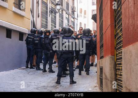 Feyenoord-Fans werden von der spanischen Nationalpolizei Stunden vor Beginn des Spiels gegen Atletico Madrid auf einer Straße im Zentrum Madrids begleitet. Fast 4.000 Ultras aus Feyenoord Rotterdam sind nach Madrid gereist, um die niederländische Mannschaft anzufeuern, die in der ersten Phase der UEFA Champions League im Stadion gegen Atletico de Madrid stand und in der der spanische Verein mit 3:2 gewann. Die Niederländer wurden immer von der spanischen Nationalpolizei begleitet. Fast 4.000 Ultras aus Feyenoord Rotterdam sind nach Madrid gereist, um die niederländische Mannschaft anzufeuern, die in t gegen Atletico de Madrid stand Stockfoto