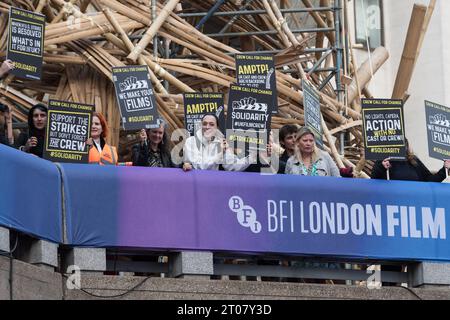 London, Großbritannien. Oktober 2023. LONDON, GROSSBRITANNIEN - 4. OKTOBER 2023: eine Gruppe von britischen Film- und TV-Crew-Mitgliedern hält Plakate, während sie vor der Premiere von „Saltburn“ während der Eröffnungsnacht Gala des 67. BFI London Film Festivals am 4. Oktober 2023 in der Royal Festival Hall in London, Großbritannien, demonstrieren. (Foto: Wiktor Szymanowicz/NurPhoto) Credit: NurPhoto SRL/Alamy Live News Stockfoto