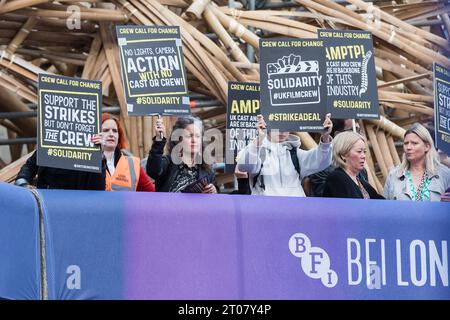 London, Großbritannien. Oktober 2023. LONDON, GROSSBRITANNIEN - 4. OKTOBER 2023: eine Gruppe von britischen Film- und TV-Crew-Mitgliedern hält Plakate, während sie vor der Premiere von „Saltburn“ während der Eröffnungsnacht Gala des 67. BFI London Film Festivals am 4. Oktober 2023 in der Royal Festival Hall in London, Großbritannien, demonstrieren. (Foto: Wiktor Szymanowicz/NurPhoto) Credit: NurPhoto SRL/Alamy Live News Stockfoto