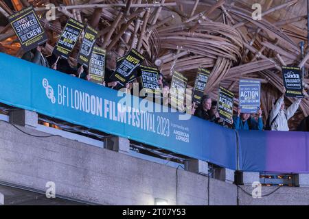 London, Großbritannien. Oktober 2023. LONDON, GROSSBRITANNIEN - 4. OKTOBER 2023: eine Gruppe von britischen Film- und TV-Crew-Mitgliedern hält Plakate, während sie vor der Premiere von „Saltburn“ während der Eröffnungsnacht Gala des 67. BFI London Film Festivals am 4. Oktober 2023 in der Royal Festival Hall in London, Großbritannien, demonstrieren. (Foto: Wiktor Szymanowicz/NurPhoto) Credit: NurPhoto SRL/Alamy Live News Stockfoto