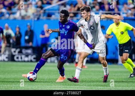 Charlotte, NC, USA. Oktober 2023. Charlotte FC Mittelfeldspieler Derrick Jones (20) attackiert in der zweiten Hälfte des Major League Soccer Matches im Bank of America Stadium in Charlotte, NC, gegen den Toronto FC Mittelfeldspieler Alonso Coello (52). (Scott KinserCal Sport Media). Quelle: csm/Alamy Live News Stockfoto