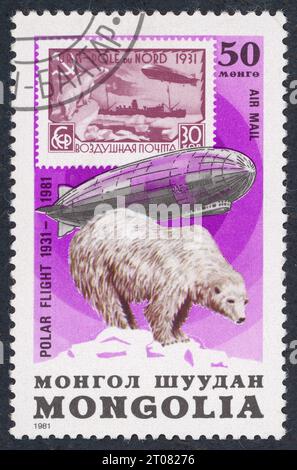 50. Jahrestag des Polarfluges 1931. Briefmarke, ausgestellt 1981 in der Mongolei. In der linken oberen Ecke befindet sich die Marke 1931: Der Graf Zeppelin und Eisbrecher Malygin (UdSSR, 1931). Stockfoto