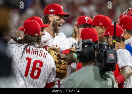 Philadelphia, Usa. Oktober 2023. Philadelphia Phillies ernannte Hitter Bryce Harper, Center, feiert mit dem Team, nachdem die Phillies die Miami Marlins im zweiten Spiel einer MLB National League Wild Card-Serie am Mittwoch, den 4. Oktober 2023, besiegt hatten. Foto: Laurence Kesterson/UPI Credit: UPI/Alamy Live News Stockfoto