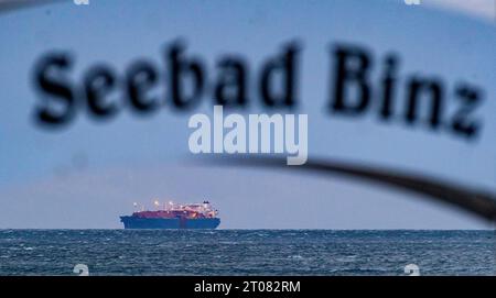 Stralsund, Deutschland. Oktober 2023. Der LNG-Tanker „Seapeak Hispania“ liegt an der Ostsee vor dem Ostseebad. Wenn es um die Notwendigkeit des umstrittenen LNG-Terminals Rügen geht, dann ist das eine Aussage gegen die andere. Der Bürgermeister der betroffenen Gemeinde fordert mehr Vertrauen in die Bundesregierung und vermisst Ehrlichkeit in der Debatte. Quelle: Stefan sauer/dpa/Alamy Live News Stockfoto