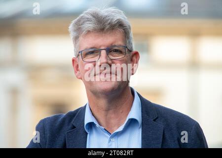 Stralsund, Deutschland. Oktober 2023. Leon Kräusche, Bürgermeister von Sassnitz, steht in Stralsund. Wenn es um die Frage nach der Notwendigkeit des umstrittenen LNG-Terminals Rügen geht, dann ist das Zeugnis gegen Zeugnis. Leon Kräusche, Bürgermeister der betroffenen Gemeinde, setzt sich für mehr Vertrauen in die Bundesregierung ein und vermisst Ehrlichkeit in der Debatte. Quelle: Stefan sauer/dpa/Alamy Live News Stockfoto