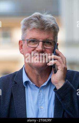 Stralsund, Deutschland. Oktober 2023. Leon Kräusche, Bürgermeister von Sassnitz, steht in Stralsund. Wenn es um die Frage nach der Notwendigkeit des umstrittenen LNG-Terminals Rügen geht, dann ist das Zeugnis gegen Zeugnis. Leon Kräusche, Bürgermeister der betroffenen Gemeinde, setzt sich für mehr Vertrauen in die Bundesregierung ein und vermisst Ehrlichkeit in der Debatte. Quelle: Stefan sauer/dpa/Alamy Live News Stockfoto