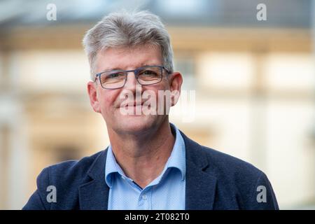 Stralsund, Deutschland. Oktober 2023. Leon Kräusche, Bürgermeister von Sassnitz, steht in Stralsund. Wenn es um die Frage nach der Notwendigkeit des umstrittenen LNG-Terminals Rügen geht, dann ist das Zeugnis gegen Zeugnis. Leon Kräusche, Bürgermeister der betroffenen Gemeinde, setzt sich für mehr Vertrauen in die Bundesregierung ein und vermisst Ehrlichkeit in der Debatte. Quelle: Stefan sauer/dpa/Alamy Live News Stockfoto