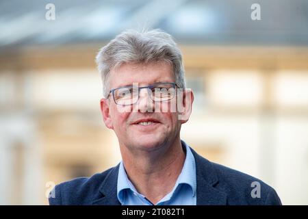 Stralsund, Deutschland. Oktober 2023. Leon Kräusche, Bürgermeister von Sassnitz, steht in Stralsund. Wenn es um die Frage nach der Notwendigkeit des umstrittenen LNG-Terminals Rügen geht, dann ist das Zeugnis gegen Zeugnis. Leon Kräusche, Bürgermeister der betroffenen Gemeinde, setzt sich für mehr Vertrauen in die Bundesregierung ein und vermisst Ehrlichkeit in der Debatte. Quelle: Stefan sauer/dpa/Alamy Live News Stockfoto