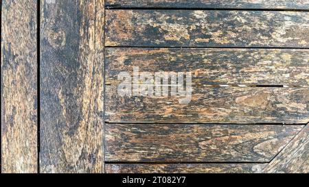 Gereifter dunkelbrauner Holztisch mit rostiger Tischstruktur für Hintergrund Stockfoto