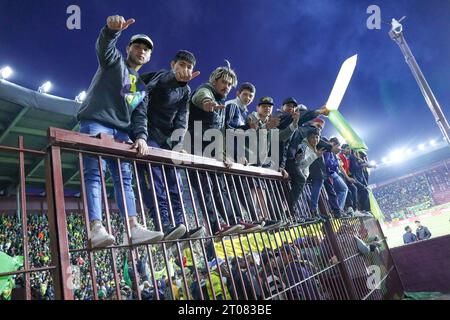 Buenos Aires, Argentinien. Oktober 2023. Unterstützer von Defensa y Justicia während eines zweiten Halbfinalspiels des CONMEBOL Sudamericana Cup im Ciudad de Lanús Stadion ( Credit: Néstor J. Beremblum/Alamy Live News) Stockfoto