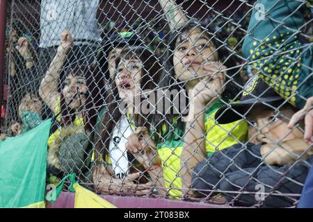 Buenos Aires, Argentinien. Oktober 2023. Unterstützer von Defensa y Justicia während eines zweiten Halbfinalspiels des CONMEBOL Sudamericana Cup im Ciudad de Lanús Stadion ( Credit: Néstor J. Beremblum/Alamy Live News) Stockfoto