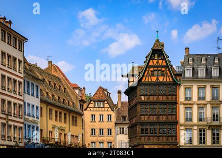 Straßburg, Frankreich - 4. Juni 2023: Restaurant des Maison Kammerzell House in einem kunstvollen mittelalterlichen Fachwerkhaus aus dem 15. Jahrhundert am Domplatz Stockfoto