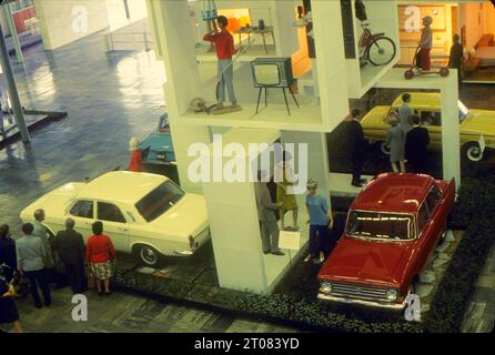 UdSSR (Union der Sozialistischen Sowjetrepubliken) 1968. Rússia, Moskau: Zuschauer, die das Auto auf der Ausstellung wirtschaftlicher Errungenschaften im Pavillon für Konsumgüter betrachten. Stockfoto