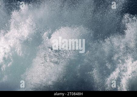 Nahaufnahme von riesigen Wellen, die in der Nähe von Bondi Beach, Sydney, abstürzen Stockfoto