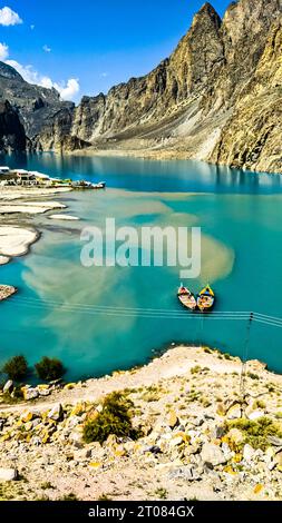 Schnellboot im Attabad-See in der Karakorum-Bergkette Stockfoto