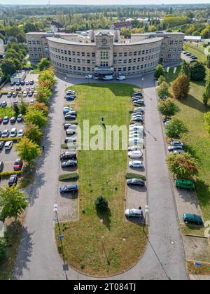 Bitterfeld Wolfen, Deutschland. Oktober 2023. Das Rathaus von Bitterfeld-Wolfen, das ursprünglich zwischen 1936 und 1939 im Rahmen des Agfa-Werks errichtet wurde. Quelle: Jan Woitas/dpa/Alamy Live News Stockfoto