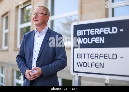 Bitterfeld Wolfen, Deutschland. Oktober 2023. Armin Schenk (CDU), amtierender Bürgermeister und Kandidat für die Wiederwahl, steht vor dem Rathaus. Quelle: Jan Woitas/dpa/Alamy Live News Stockfoto