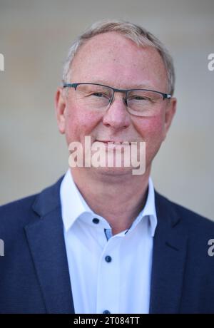 Bitterfeld Wolfen, Deutschland. Oktober 2023. Armin Schenk (CDU), amtierender Bürgermeister und Kandidat für die Wiederwahl, steht vor dem Rathaus. Quelle: Jan Woitas/dpa/Alamy Live News Stockfoto