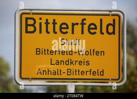 Bitterfeld Wolfen, Deutschland. Oktober 2023. Das Stadteingangsschild Bitterfeld. Bei einer Stichwahl zum neuen Bürgermeister von Bitterfeld-Wolfen konnte am 8. Oktober der erste AfD-Politiker zum Bürgermeister gewählt werden. Quelle: Jan Woitas/dpa/Alamy Live News Stockfoto