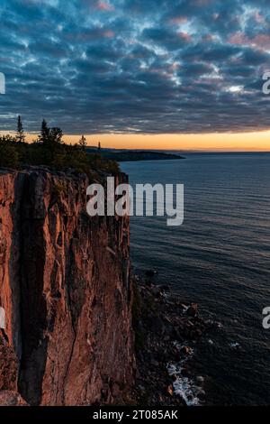 Die Palisade ist ein bekanntes Wahrzeichen am Ufer des Lake Supeior im Tettegouche State Park, Cook County, Minnesota Stockfoto