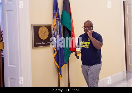 Washington, Usa. Oktober 2023. Der US-Repräsentant Jamaal Bowman (Demokrat von New York) trifft am Montag, 2. Oktober, in seinem Büro im Cannon House Office Building in Washington, DC, USA ein. 2023. Rep. Bowman wird unter Kontrolle gebracht, nachdem er behauptet hat, dass er irrtümlich einen Feueralarm in einem Bürogebäude des Kongresses ausgelöst habe, als gewählte Beamte sich darauf vorbereiteten, über ein Ausgabengesetz abzustimmen, um eine mögliche Schließung der Regierung zu vermeiden. Foto: Rod Lamkey/CNP/ABACAPRESS.COM Credit: Abaca Press/Alamy Live News Stockfoto