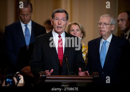 Washington, Usa. Oktober 2023. Der US-Senator John Barrasso (Republikaner von Wyoming) hält am Mittwoch, den 4. Oktober, im US-Kapitol in Washington, DC, USA eine Rede nach dem politischen Mittagessen des Senats. 2023. Foto: Rod Lamkey/CNP/ABACAPRESS.COM Credit: abaca Press/Alamy Live News Stockfoto