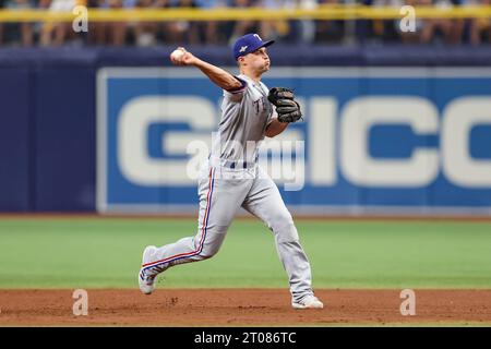 St. Petersburg, FL USA; Texas Rangers Shortstop Corey Seager (5) holt sich den zweiten Platz und wirft den ersten Platz für das Doppelspiel während einer MLB-Wildcard Stockfoto