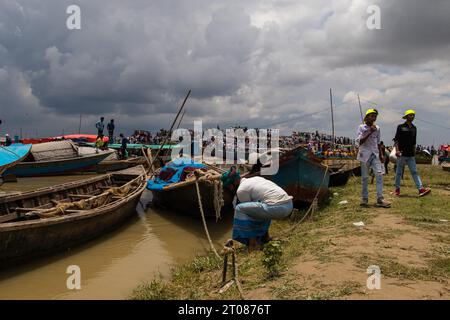 Traditionelle Bootsstation, Lebensstil der Menschen und bewölkte Himmelsfotos, aufgenommen am 25. Juni 2022 von Mawa Boat Station in Bangladesch Stockfoto