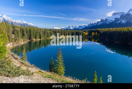 Baumbestandener Shore Blue Rocky Mountain Lake, Malerische Herbstlandschaft, Weit Entfernte Schneebedeckte Gipfel, Banff National Park, Kanadische Rockies Alberta Foothills Stockfoto