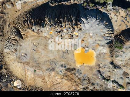 Krater einer verlassenen Kupfermine. Giftiges gelbes Wasser. Umweltverschmutzung Stockfoto